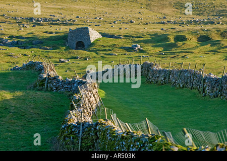 I muri in pietra conducono ad una vecchia struttura di data mining in Cumbria Regno Unito 10 Dicembre 2007 Foto Stock