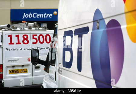 British Telecom furgoni di utilità al di fuori di un centro di lavoro a Covent Garden, a Londra. Foto Stock