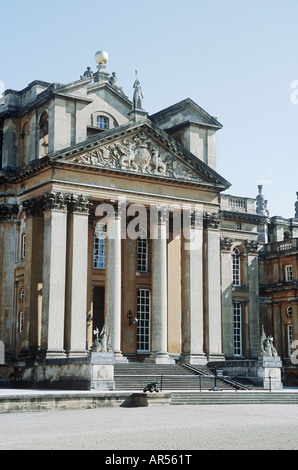 Il Palazzo di Blenheim, Woodstock, nei pressi di Oxford, Oxfordshire, Inghilterra. Ala del palazzo nel cortile vicino all'ingresso principale. Foto Stock