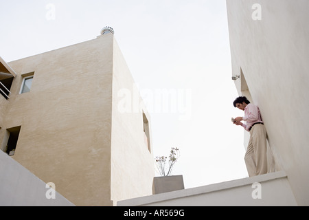 Uomo che utilizza computer palmare Foto Stock