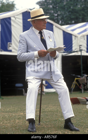 Uomo anziano seduto sul bastone di tiro Henley Regatta Henley on Thames Berkshire Inghilterra 1985 Regno Unito HOMER SYKES Foto Stock