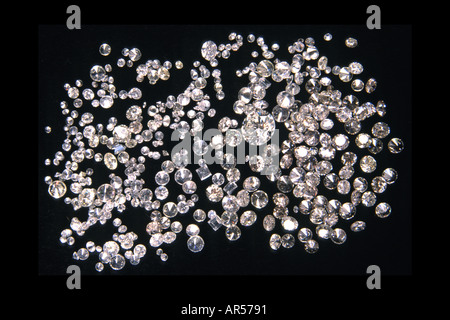 Assortiti e di taglio di diamanti lucidati sul velluto nero. Questa immagine è stata precedentemente disponibile come immagine A9D399. Foto Stock