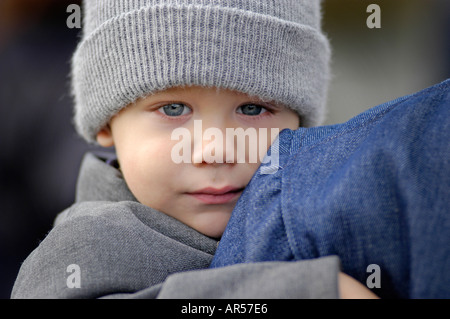 Vecchio ordine Amish ragazzo faccia del bambino con papà in Walnut Creek Ohio Foto Stock