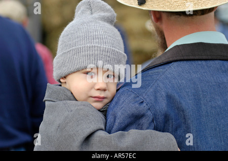 Vecchio ordine Amish bambino con papà a Walnut Creek Ohio Foto Stock