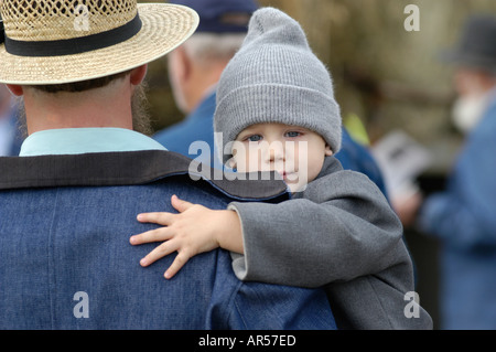 Vecchio ordine Amish bambino con papà a Walnut Creek Ohio Foto Stock