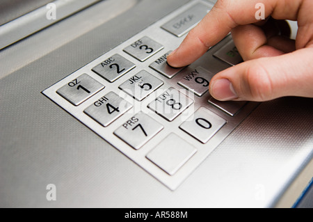 Persona premendo contanti tastiera macchina Foto Stock