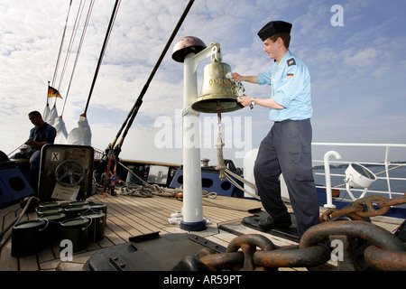 Un marinaio pulizia della campana di navi sulla formazione nave Gorch Fock, Kiel, Germania Foto Stock