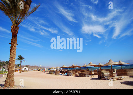 Vista della spiaggia, l'Hotel Sofitel Taba Heights, Taba Heights, Penisola del Sinai, Repubblica di Egitto Foto Stock