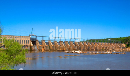 Diga di Great Falls sul fiume Catawba, South Carolina, Stati Uniti – storica diga idroelettrica nel paesaggio panoramico del sud. Foto Stock
