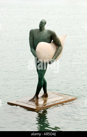 Scultura da Esperanza d'Ors, Ritorno di Ikarus con un surf anta, porta, Alicante, Spagna Foto Stock