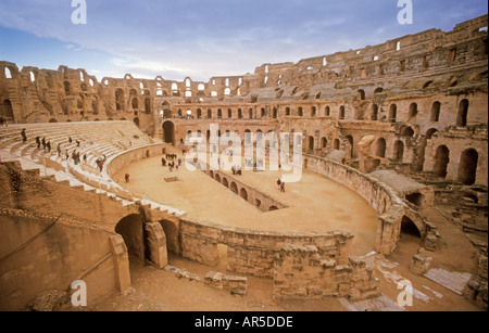 Interno del Colosseo romano di El Jem Tunisia Foto Stock