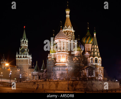 Una vista generale di Saint basilici Cattedrale e il Cremlino raffigurato nella città di Mosca di notte Foto Stock