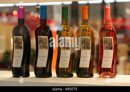 Una vista generale di cinque Crooked vitigno bottiglie vino raffigurato in una linea. Foto Stock