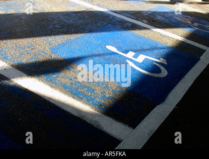 Cartello di parcheggio dipinto per persone con disabilità Foto Stock