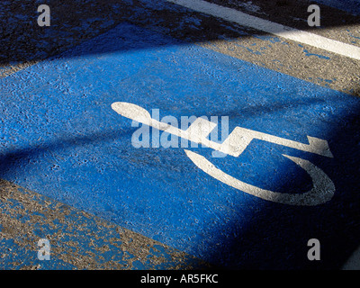 Dipinto di handicappati simbolo di parcheggio su asfalto Foto Stock