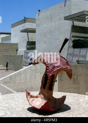 Scultura Apple Core di Claes Oldenburg & Coosje van Bruggen 1992 al Billy Rose Garden in Israele Museum a Gerusalemme Israele Foto Stock