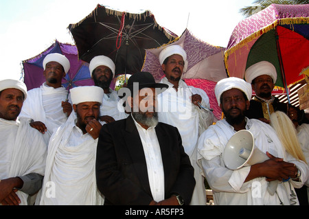 Bianchi turbaned sacerdoti religiosi kess / kessoch dal Beta Israele comunità che partecipa a un servizio funerale di un soldato dal loro comunità in Israele Foto Stock