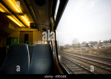 Una vista da un treno in movimento sul London Midland linea che corre attraverso Birmingham REGNO UNITO Foto Stock