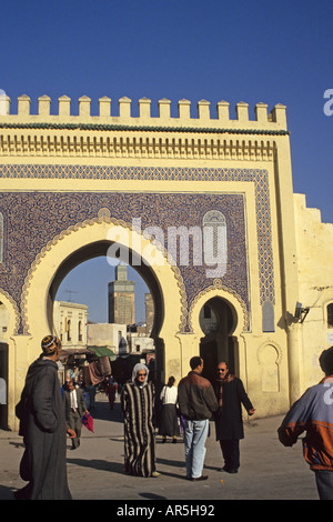 Bab Bou Jeloud city gate a medina, Fes, Medio Atlante, Marocco Foto Stock