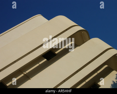 La facciata ricurva del Cinema Hotel, precedentemente noto come uno stile internazionale cinema teatro costruito negli anni Trenta del Novecento nel centro di Tel Aviv, Israele Foto Stock