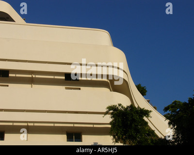 Curva sporgente snellire il balcone del Cinema Hotel precedentemente uno stile internazionale cinema teatro costruito negli anni Trenta del Novecento nel centro di Tel Aviv, Israele Foto Stock