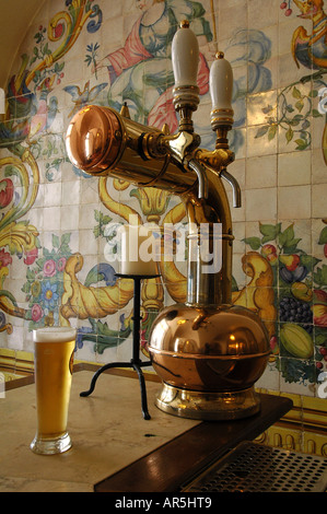 Rame antico birra tocca e dipinte in stagno-ceramica invetriata tilework in Crevejaria Trindade ristorante bar nel quartiere Bairro Alto Lisbona Portogallo Foto Stock