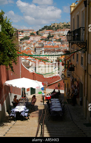 Al di fuori di diners in Calcada do Duque una scalinata strada che collega Bairro Alto con il quartiere Rossio Lisbona Portogallo Foto Stock