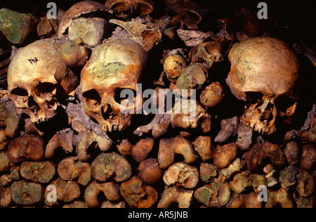 Scafi alle catacombe degli ossuari sotterranei di Parigi che detengono i resti di 2 milioni di persone in una piccola parte di una rete di tunnel a Parigi Francia Foto Stock