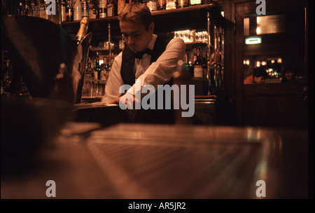 Il barista in un ristorante di Parigi Francia Foto Stock