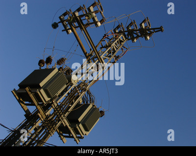 Alta tensione potenza elettrica pilone di trasmissione Foto Stock