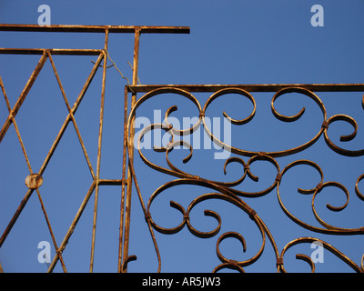 Art Nouveau arrugginito ringhiera in ferro Foto Stock