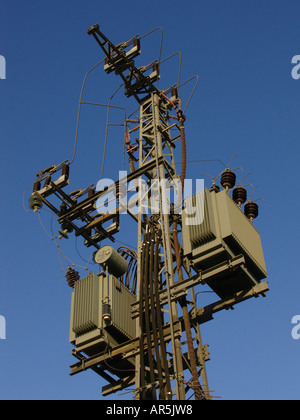 Alta tensione potenza elettrica pilone di trasmissione Foto Stock