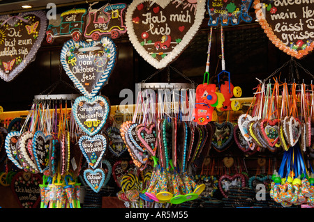 Gingerbread amore token, caramelle e cioccolatini in vendita, Oktoberfest Monaco (Munchen / Muenchen), Baviera, Germania Foto Stock