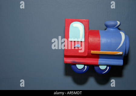 Close-up del giocattolo di plastica treno maniglia della porta sulla credenza Foto Stock