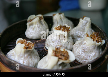 Gnocchi di riso nel sistema di cottura a vapore in bambù, close-up, Cina Foto Stock