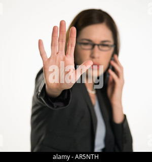 Caucasian metà adulto professional business donna parlando al cellulare tenendo fuori mano per arrestare il visualizzatore del visualizzatore Foto Stock