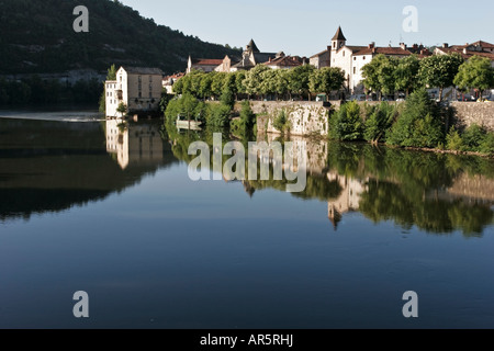 Old Mill House, Weir e la città di Cahors sul fiume Lot nel sud-ovest della Francia Foto Stock