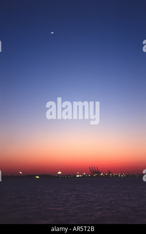 Guardando attraverso il porto di Jersey City, New Jersey, preso da Staten Island Ferry, New York Foto Stock