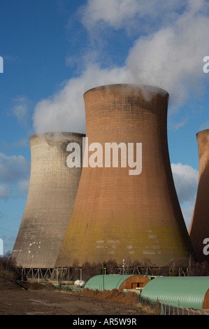 La stazione di alimentazione delle torri di raffreddamento a Rugeley Power Station Inghilterra Staffordshire REGNO UNITO Foto Stock