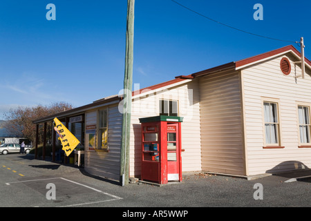 Vecchia Ferrovia e Stazione di artigianato costruzione in legno con rosso telefono pubblico box in minuscolo villaggio piccolo fiume Nuova Zelanda Foto Stock