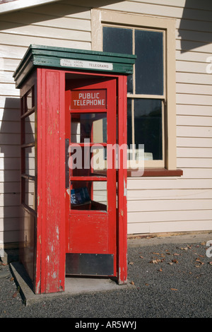 Piccolo Fiume Canterbury Isola del Sud della Nuova Zelanda può vecchio rosso telefono pubblico nella casella al di fuori di edificio di legno in villaggio Foto Stock