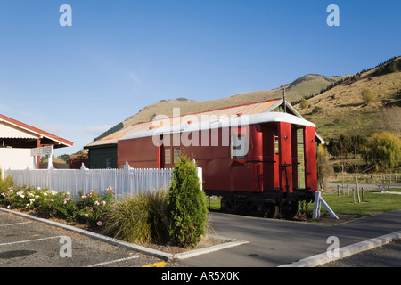 'Piccolo Fiume' Canterbury Isola del Sud della Nuova Zelanda può vecchio rosso carrello ferroviario nella stazione in villaggio Foto Stock