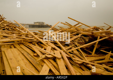 I detriti di legno dal principe di ghiaccio lavato fino a Worthing beach Foto Stock