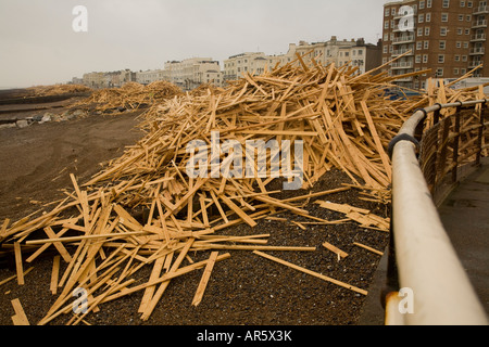 I detriti di legno dal principe di ghiaccio lavato fino a Worthing beach Foto Stock