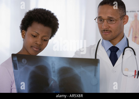 Maschio africano il medico e il paziente guardando a raggi x Foto Stock
