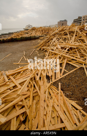 I detriti di legno dal principe di ghiaccio lavato fino a Worthing beach Foto Stock