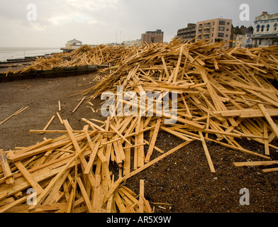 I detriti di legno dal principe di ghiaccio lavato fino a Worthing beach Foto Stock