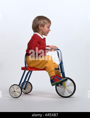 Little Boy su un triciclo Foto Stock