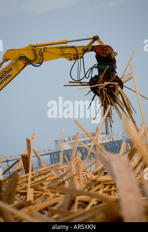 Eliminazione di residui di legno che è stato lavato fino a Worthing beach dal principe di ghiaccio Foto Stock