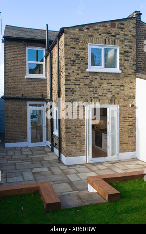 Edwardian London piccola casa a schiera con moderno e piccolo giardino sul retro. HOMER SYKES Foto Stock